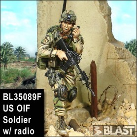 BL35089F - US OIF SOLDIER WITH RADIO*